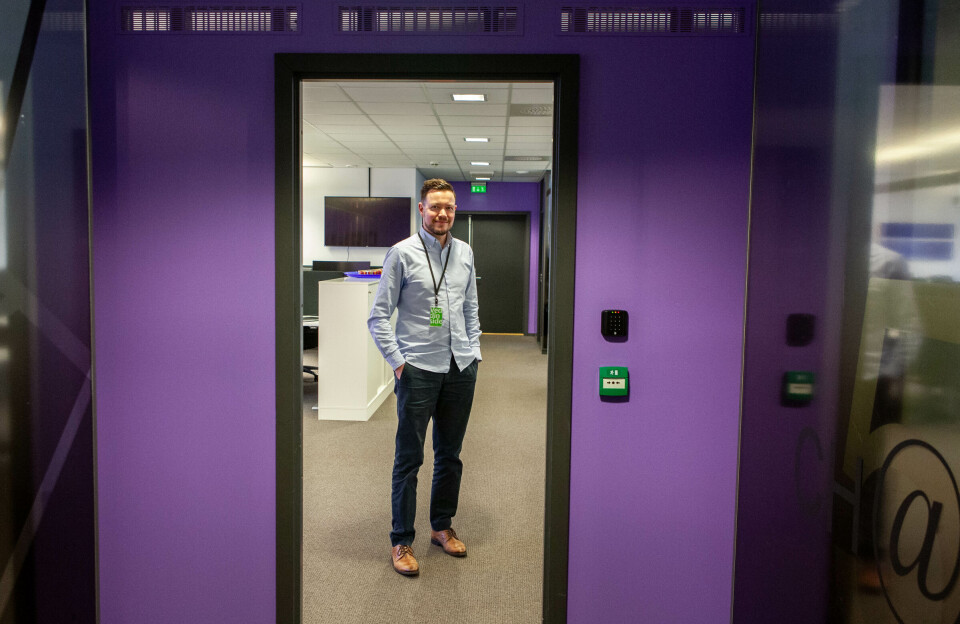 Amund Tosterud åpner døren til en lilla verden med Penni.