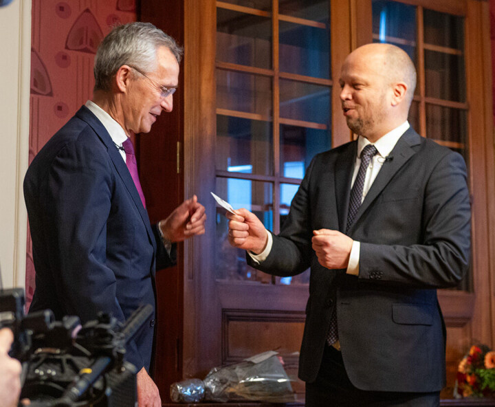 Jens Stoltenberg fikk overrakt nøkkelkortet til Finansdepartementet av forrige finansminister, Trygve Slagsvold Vedum (Sp). Jens Stoltenberg fikk overrakt nøkkelkortet til Finansdepartementet av forrige finansminister, Trygve Slagsvold Vedum (Sp).
