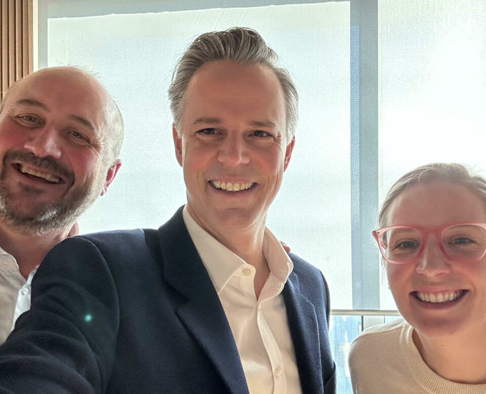 Konsernledelsen er klare for fotball til høsten. Fra venstre: Håkon Hansen, konserndirektør Wealth Management, Even Graff Westerveld, Konserndirektør Kommunikasjon og Elin Sandnes, konserndirektør teknologi og service.