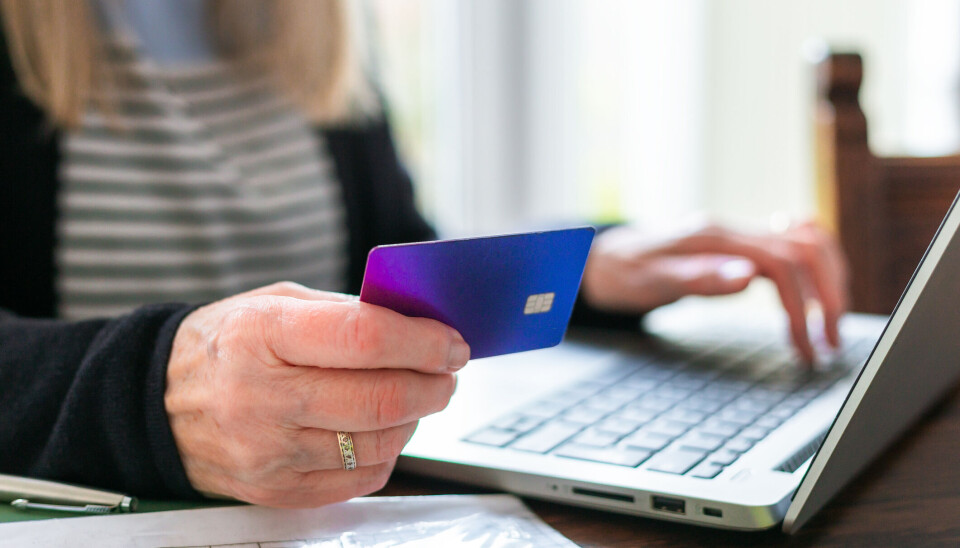 En kvinne ble lurt til å overføre over 230 000 i en sikker-konto-svindel. En kvinne ble lurt til å overføre over 250 000 kroner i en sikker-konto-svindel, og løy til banken sin for å få overføringen godkjent,