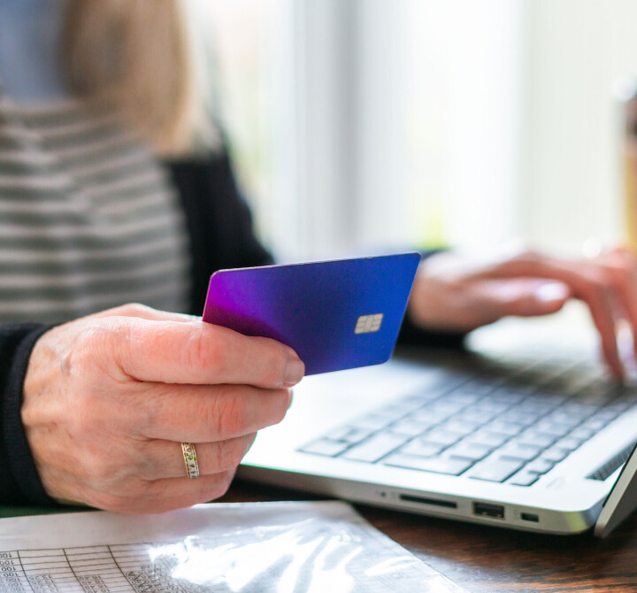 En kvinne ble lurt til å overføre over 250 000 kroner i en sikker-konto-svindel, og løy til banken sin for å få overføringen godkjent, En kvinne ble lurt til å overføre over 250 000 kroner i en sikker-konto-svindel, og løy til banken sin for å få overføringen godkjent,