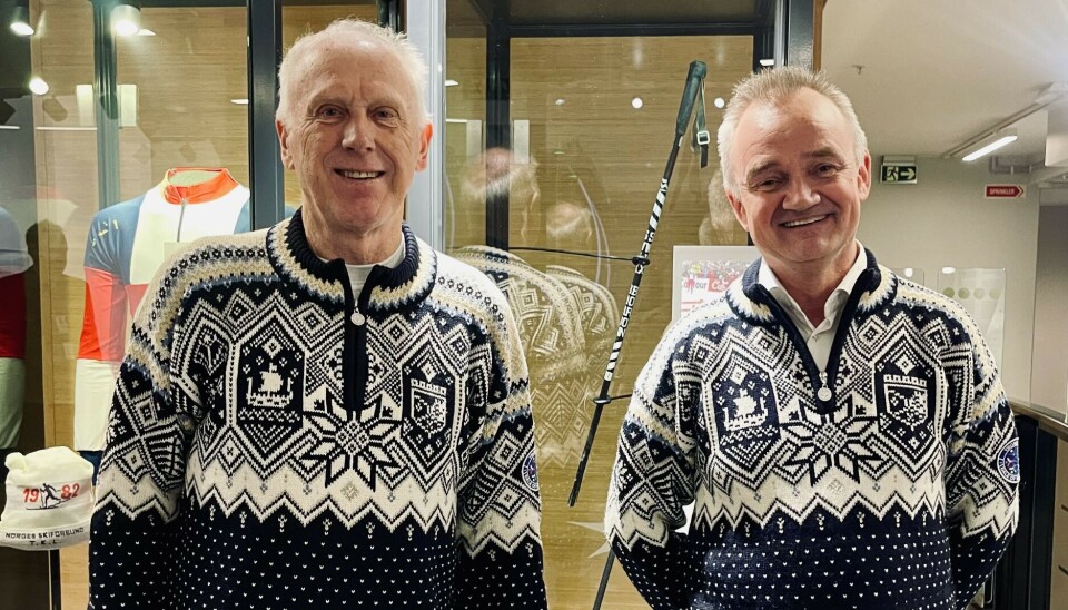 Hvor var du da SMN hadde Oddvar Brås stav? Oddvar Brå og konsernsjef Jan-Frode Janson i Sparebank 1 SMN, foran staven Brå brakk i 1982, som nå står utstilt hos SMN.