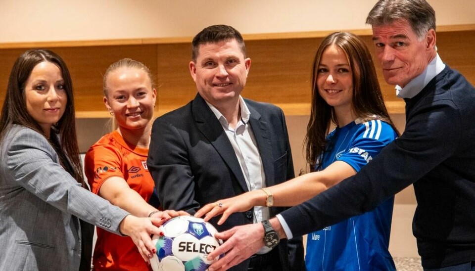 Maria Elena Kvalen, nestleder i styret i AaFK Fortuna, Mette Muri, kaptein AaFK Fortuna, Trond Lars Nydal, adm. direktør Sparebanken Møre, Laura Guldbjerg Pedersen, kaptein Molde FK kvinner og Øystein Neerland, adm. direktør Molde FK. Maria Elena Kvalen, nestleder i styret i AaFK Fortuna, Mette Muri, kaptein AaFK Fortuna, Trond Lars Nydal, adm. direktør Sparebanken Møre, Laura Guldbjerg Pedersen, kaptein Molde FK kvinner og Øystein Neerland, adm. direktør Molde FK.