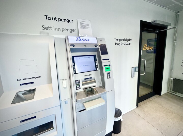 Biens egen minibank, med innskuddsterminal. Biens egen minibank, med innskuddsterminal.