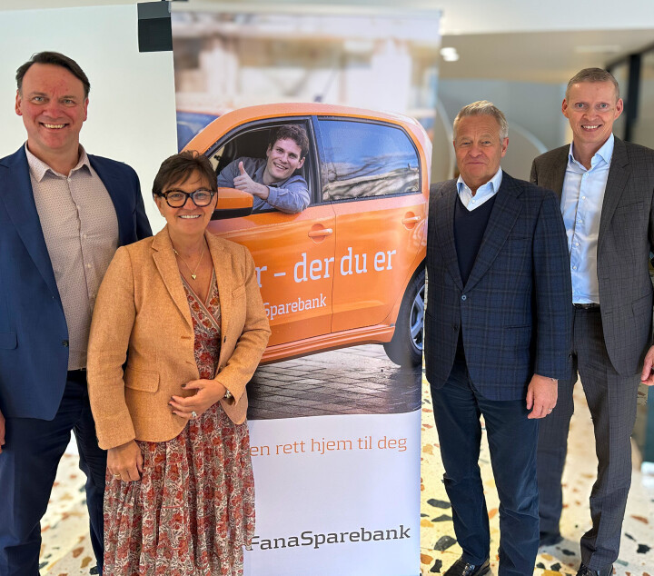 Direktør for innovasjon og teknologi i Fana Sparebank, Inge Ådland, og Lisbet K. Nærø, administrerende direktør i Fana Sparebank, sammen med Endre Rangnes, administrerende direktør for Tietoevry Banking, og Martin Kverne, Salgssjef i Tietoevry Banking. Inge Ådland & Lisbet K. Nærø, Fana Sparebank. Endre Rangnes & Martin Kverne, Tietoevry Banking