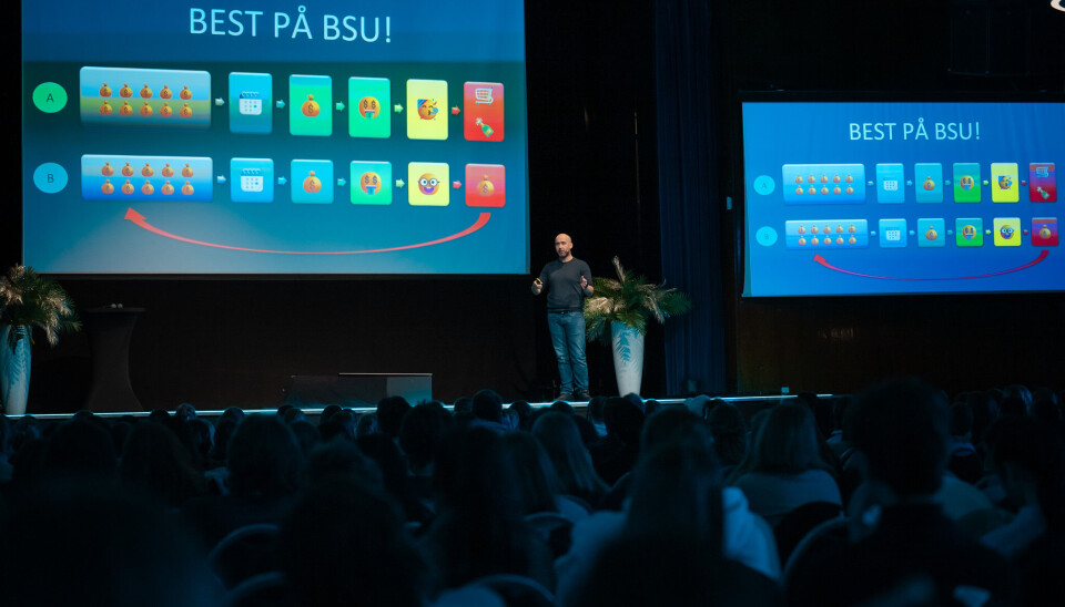 Pensjonsekspert i DNB, Stian Revheim, snakker om BSU og sparing foran en fullbooket sal.