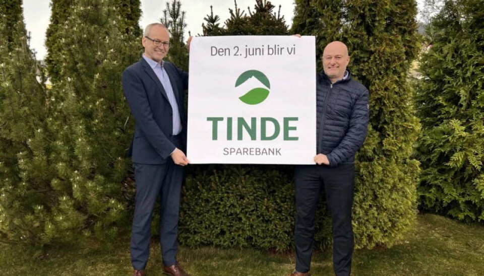 Banksjefene Odd Kjetil Sørgård og Jonny Engdahl med den nye logoen til Tinde Sparebank. Banksjefene Odd Kjetil Sørgård og Jonny Engdahl med den nye logoen til Tinde Sparebank.