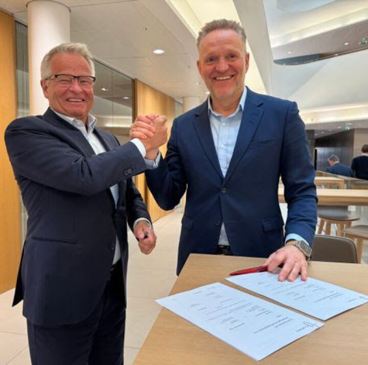 Endre Rangnes, administrerende direktør i Tietoevry Banking Services, og Jan Erik Kjerpeseth, konsernsjef i Sparebanken Vest, signerer partneravtalen.