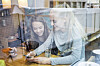 Oslo 20160630.Unge jenter i tenårene på cafe. Sjekker mobilen. Leser tekstmeldinger. SMS. Foto: Thomas Brun / NTBNB! MODELLKLARERT