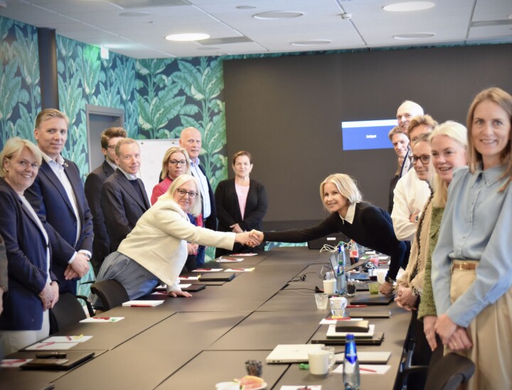 Lønnsoppgjøret 2025 er i gang, og arbeidslivsdirektør Therese Høyer Grimstad i Finans Norge tar hånda til Finansforbundets leder Vigdis Mathisen før forhandlingene går i gang.
