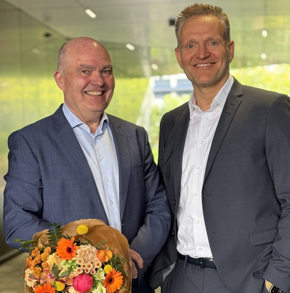 Jan Erik kjerpeseth takket av Frank Johannesen, som har lagt bak seg 40 år i Sparebanken Vest. Jan Erik kjerpeseth takket av Frank Johannesen, som har lagt bak seg 40 år i Sparebanken Vest.