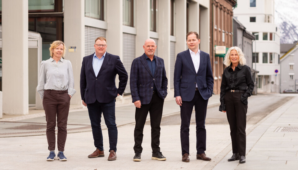 Fra venstre: Hanne Nordgaard, administrerende direktør SpareBank 1 Helgeland, Hugo Thode Hansen, administrerende banksjef Sparebank 68° Nord, Bjørn Tore Hansen, banksjef Gildeskål sparebank, Paul Carsten Holst, administrerende direktør Sparebanken Narvik og Hanne Karoline Kræmer, konsernsjef SpareBank 1 Nord-Norge.
