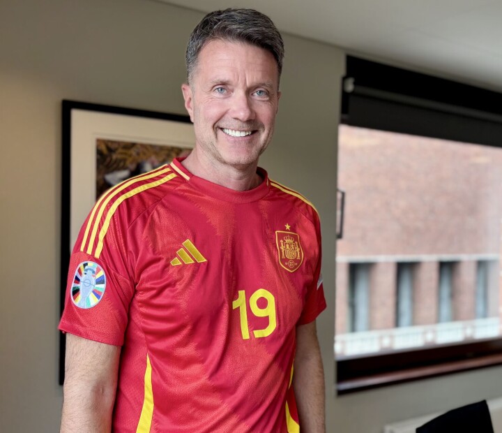 Bjørn Eirik Øverland, administrerende direktør i Oslofjord Sparebank, her i Lamine Yamal-skjorte i anledning FotballtrøyeFredag til inntekt for barnekreftforeningen. Bjørn Eirik Øverland, administrerende direktør i Oslofjord Sparebank