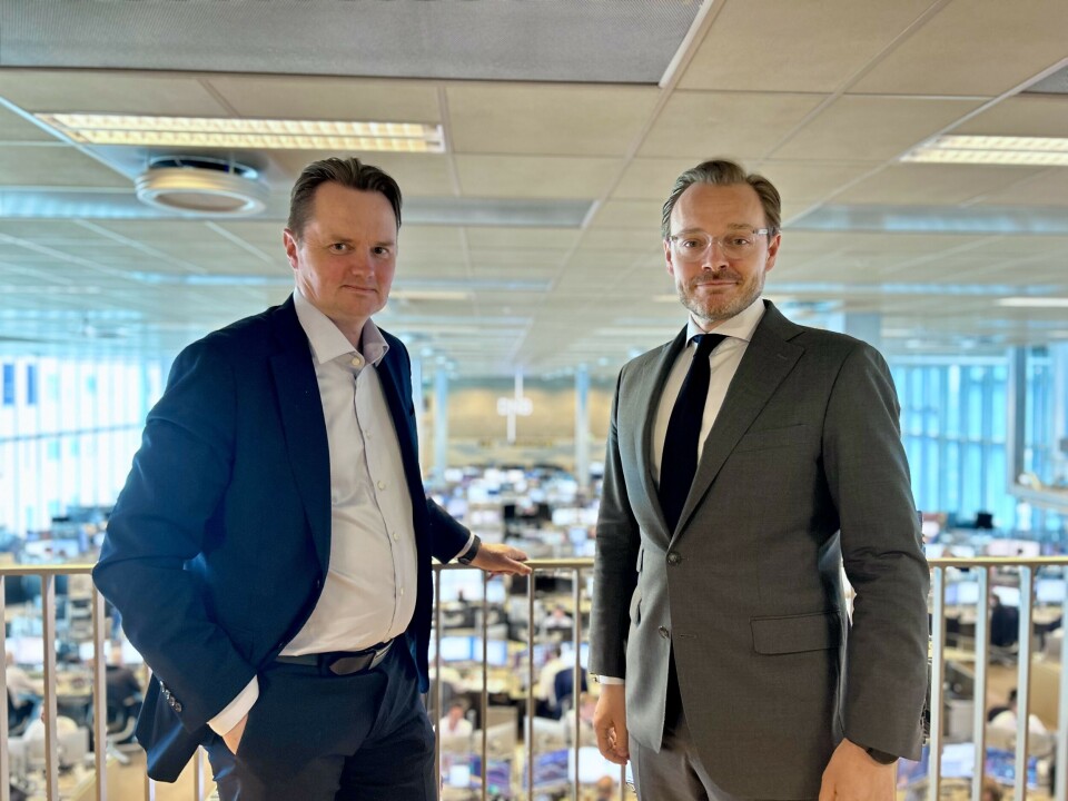 DNB Carnegie-sjef Tony Elofsson (t.v) selger Holberg Fondene til Kistefos. Her er han sammen med DNBs konserndirektør Alexander Opstad.