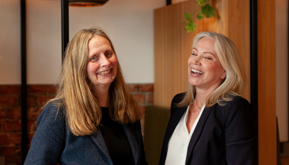 Norge-sjef Bente Josefsen (t.v.) og Helene Bredesen, leder for produkt i Norden og Baltikum i Visa gleder over å kunne få verktøy som gjør det enklere å både finne og betale for for en ferietur på nett.