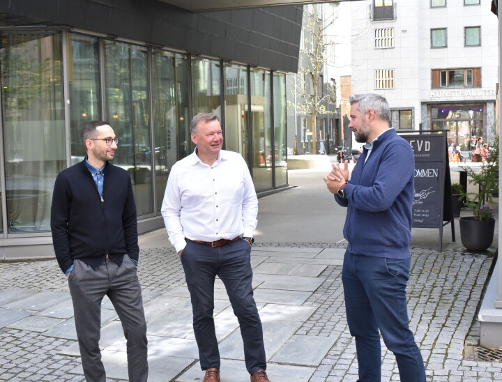 Fra venstre: Adam Storli, påtroppende utviklingsleder i Sparebank 1 Utvikling i Trondheim. Nils Petter Johnsen fra kontobetaling i Sparebank 1 Utvikling. Espen Sjøvoll, tidligere utviklingsleder i Sparebank 1 Utvikling, nå på vei inn i en nyopprettet stilling som seksjonsleder for Folk og Fag.