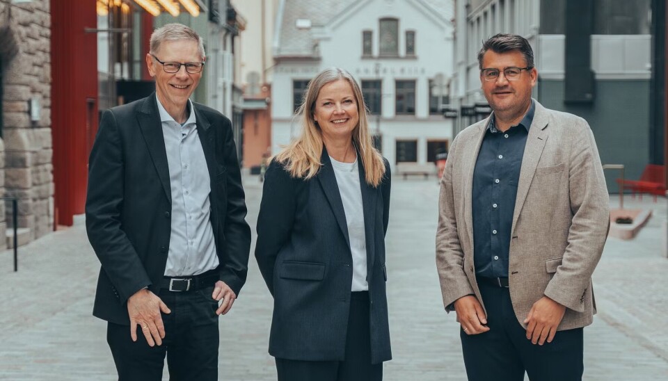 Fra venstre: Teknisk leder av migreringen, Roar Løhre Nielsen, avdelingsleder for teknologi og applikasjonsdrift Grethe Rønningen og direktør for strategi og utvikling, Terje Gromholt, i Kredittbanken.