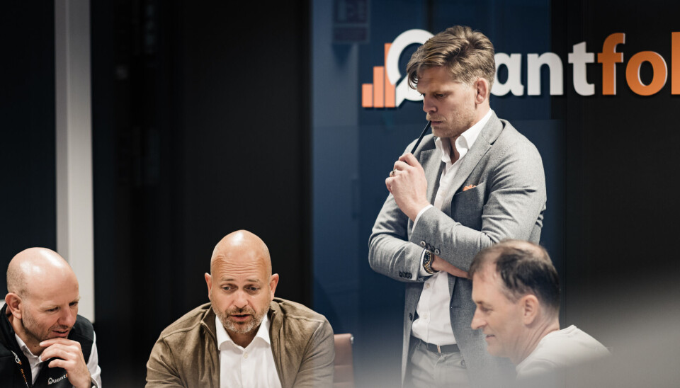 Quantfolio-topper. Daglig leder Martin Wik Sætre i samtale med gründerne Helge Hannisdal t.v. og Jan Åke Skaathun samt finansdirektør Erik Sulebak.