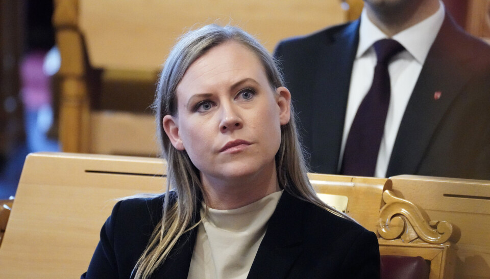 Barne- og familieminister Lene Vågslid har måttet svare på fire skriftlige spørsmål på samme tema den siste måneden. Her er hun på den muntlig spørretimen på Stortinget.