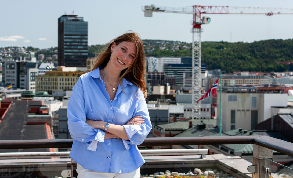 Som utdannet byggeingeniør hadde den nye Folkeinvest-sjefen Amalie Holt at det snek seg igjen en byggekran i bakgrunnen på bildet.