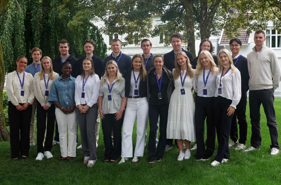Nitten av Flekkefjord Sparebank sine tyve sommer-interns sommeren 2025 – én borte grunnet eksamen. Nitten av Flekkefjord Sparebank sine tyve sommer-interns sommeren 2025 – én borte grunnet eksamen.