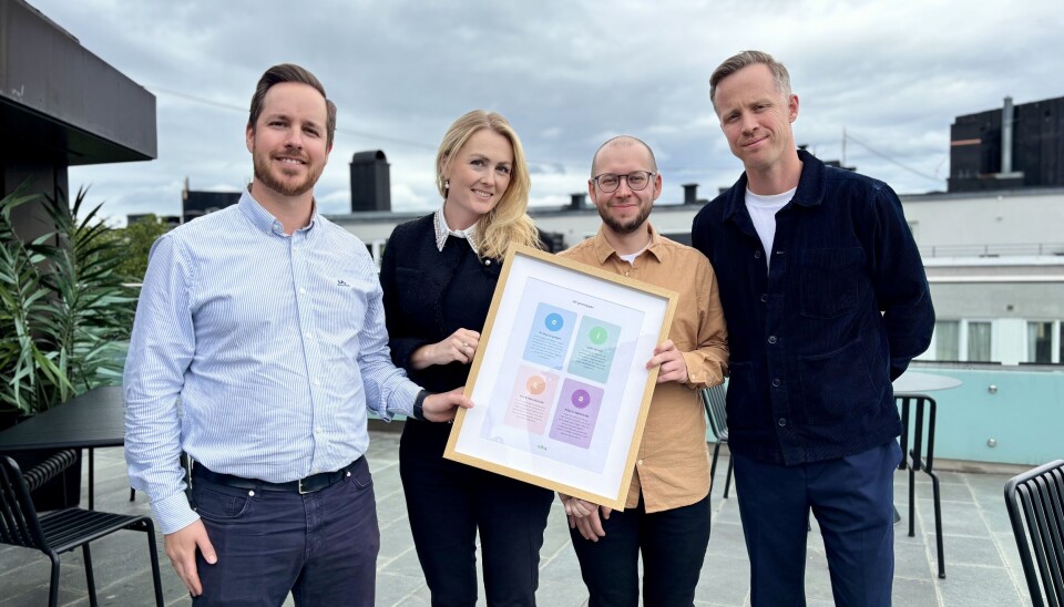 Eikas representanter viser frem designprinsippene for universell utforming. Fra venstre: Sebastian Steinmann, teknisk ansvarlig for nett- og mobilbank, Johanne Seter Bråthe, leder Kundeflater, Simon Sandvoll, frontendutvikler, og Andreas Hetland, teamleder for produktteamet Kundeflater.