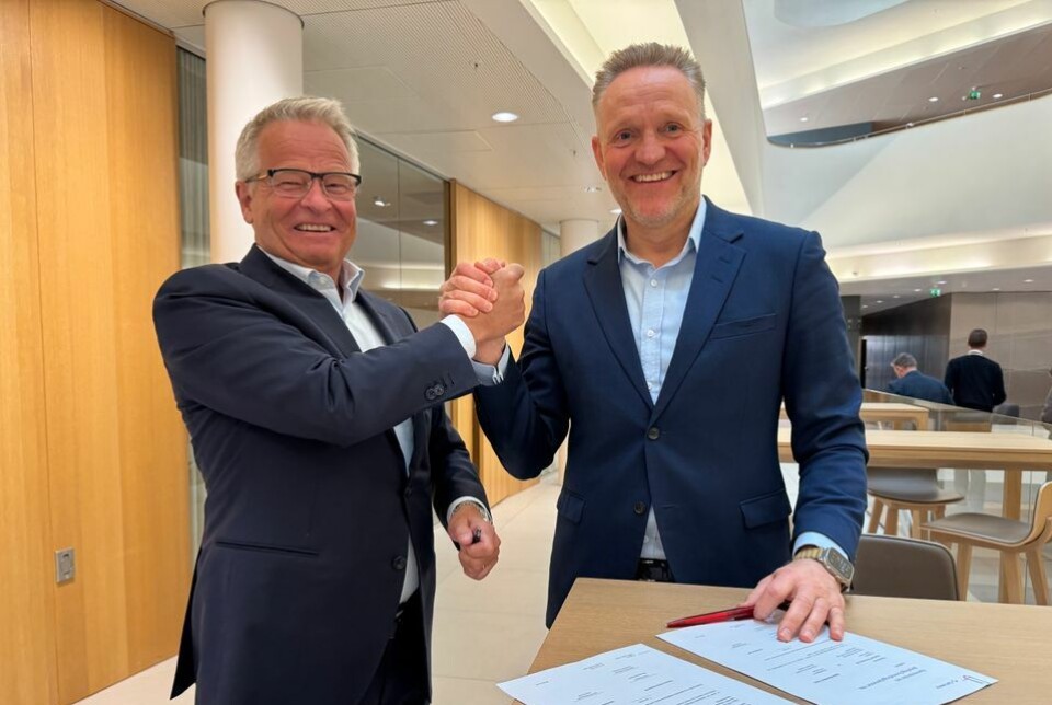 Endre Rangnes, administrerende direktør i Tietoevry Banking Services, og Jan Erik Kjerpeseth, konsernsjef i Sparebanken Norge, signerer en ny avtale i april i år.