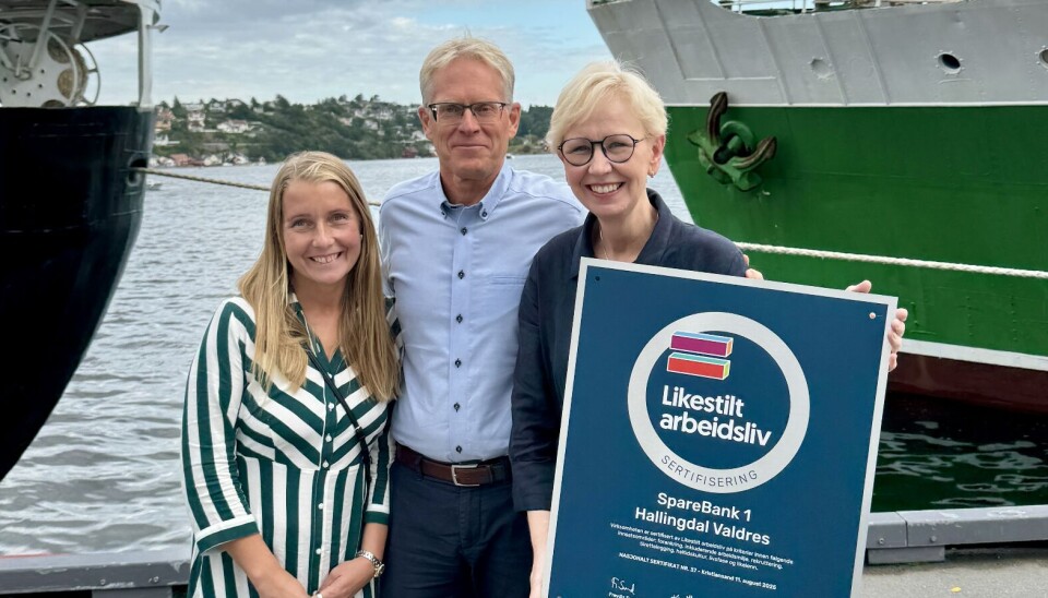 Her mottar Sparebank 1 Hallingdal Valdres og (f.v.) Sigrid Havig Berge, markeds- og kommunikasjonsrådgiver, Knut Oscar Fleten, administrerende direktør og Eli Jorde Tilghman, HR-rådgiver sertifiseringen på at banken er Likestilt arbeidsliv-sertifisert.