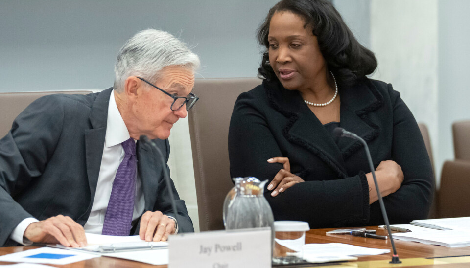 Lisa Cook (til høyre), her sammen med sentralbanksjef Jerome Powell, har fått beskjed fra president Donald Trump om at han fjerner henne fra sentralbankstyret etter anklager om at hun kan ha jukset med lånesøknader. Hun nekter å gå av og sier at Trump ikke har gyldig grunn til å sparke henne.