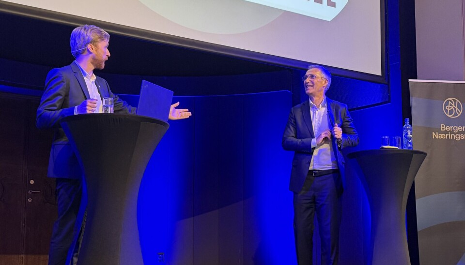 Næringspolitisk rådgiver Johannes Magnus i Bergen Næringsråd sammen med finansminister Jens Stoltenberg.