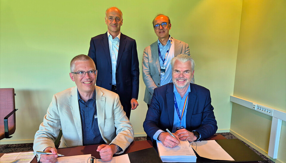 Tietoevry Banking har signert en femårig avtale med den tyske minibankoperatøren IC Cash Services. Her signeres avtalen mellom de to partene.