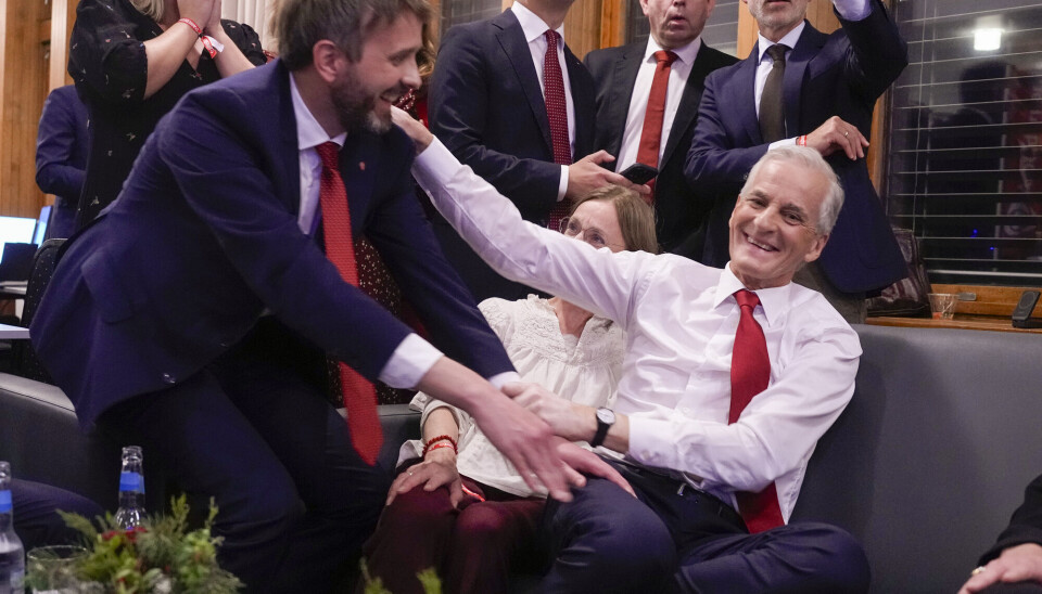 Arbeiderpartiets nestleder Jan Christian Vestre og partileder Jonas Gahr Støre jubler over det som ser ut til å bli rødgrønn seier i stortingsvalget.