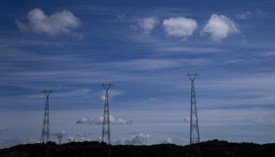 Neste uke kan man bestille norgespris på strøm. Det tror sentralbanken kommer til å jekke ned prisveksten. Bildet viser høyspentmaster leverer strøm til Hydro Karmøy.