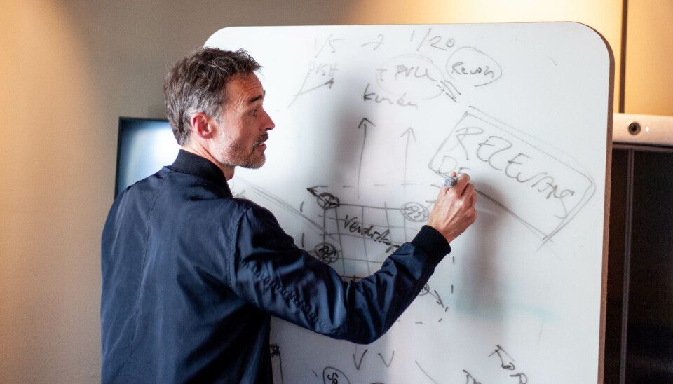 Etter å ha brukt nesten hele whiteboardet til å tegne opp de forskjellige kompassretningene i Iteras nye rapport, ender Heiki Strengelsrud, sjef for forretningsdesign, med understreke ordet «relevans». Hvordan skal bankene fortsette å holde seg relevante, er et nøkkelspørsmål, mener han.