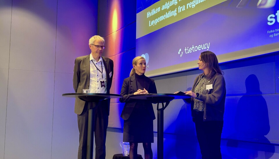 Fra v.: Finanstilsynsdirektør Per Mathis Kongsrud, Datatilsynsdirektør Line Coll og senior forretningsutvikler Marthe Hafsmoe i Nordea under en panelsamtale på konferansen 'Digital robusthet 2025'.