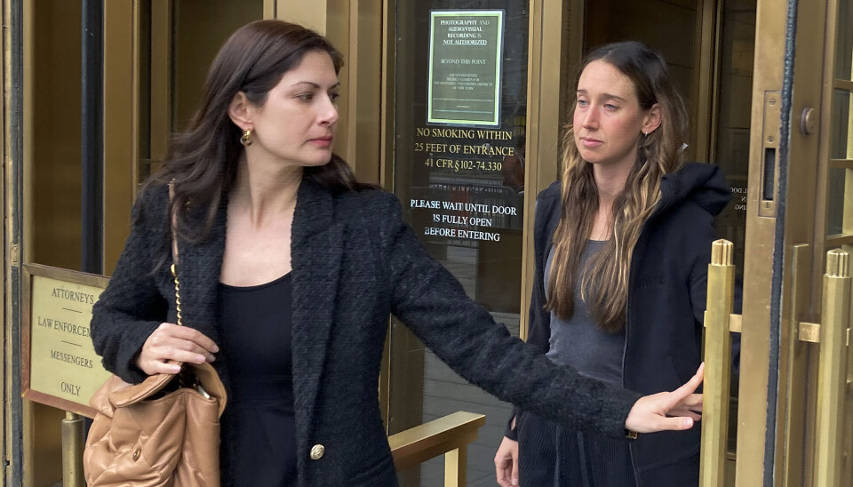 Charlie Javice (til høyre) på vei ut av Manhattan federal court med hennes advokat Maaren Shah.