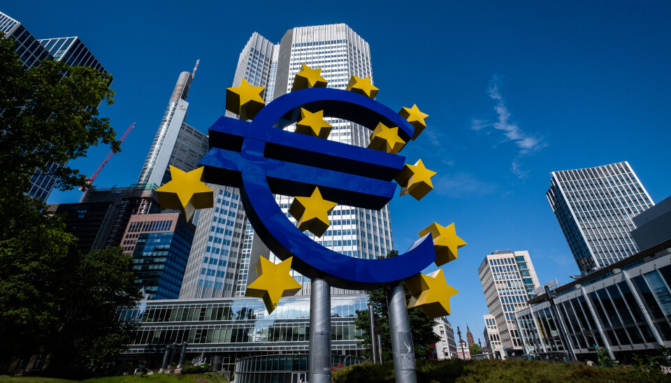 I det store huset i bakgrunnen har Den europeiske sentralbanken tatt en viktig beslutning i arbeidet med å innføre en digital versjon av symbolet i forgrunnen.