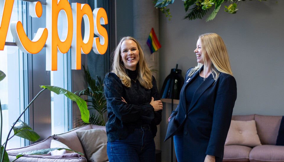 Kamilla Stengel Willix nordisk leder for internkommunikasjon (t.v.) og Caroline Lunde kommunikasjonssjef i Vipps Mobilepay