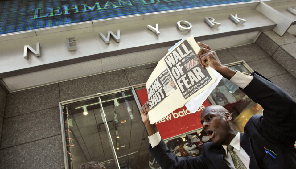 ARKIVFOTO: En mann demonstrerer utenfor Lehman Brothers hovedkontor i New York i 2008, etter at den 158 år gamle banken gikk konkurs under finanskrisen.