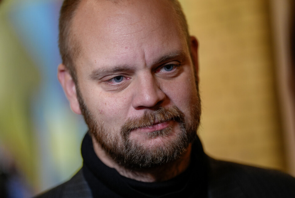 Mimir Kristjansson (Rødt) i vandrehallen før finansminister Jens Stoltenberg holder finanstalen i Stortinget.