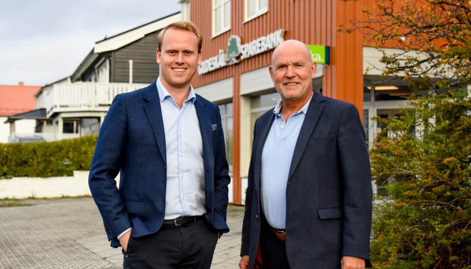 Assisterende banksjef Vetle Figenschau-Imøy i Gildeskål Sparebank og banksjef i banken Bjørn Tore Hansen.