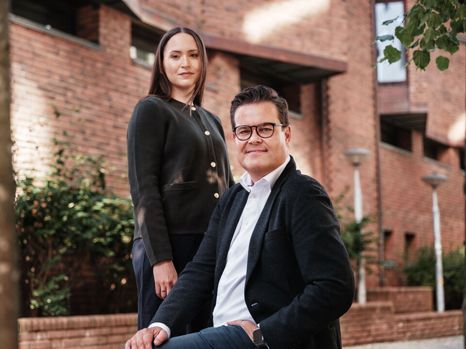 Aina Øverås Skott sammen med leder for kompetanseutvikling i Sparebank 1 SMN, Sverre Andreas Weldingh. Aina Øverås Skott sammen med leder for kompetanseutvikling i Sparebank 1 SMN, Sverre Andreas Weldingh.