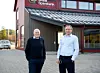 Magne Bjørnstad og Knut Marius Skoglund foran Orkla Sparebank sine lokaler i Rindal.